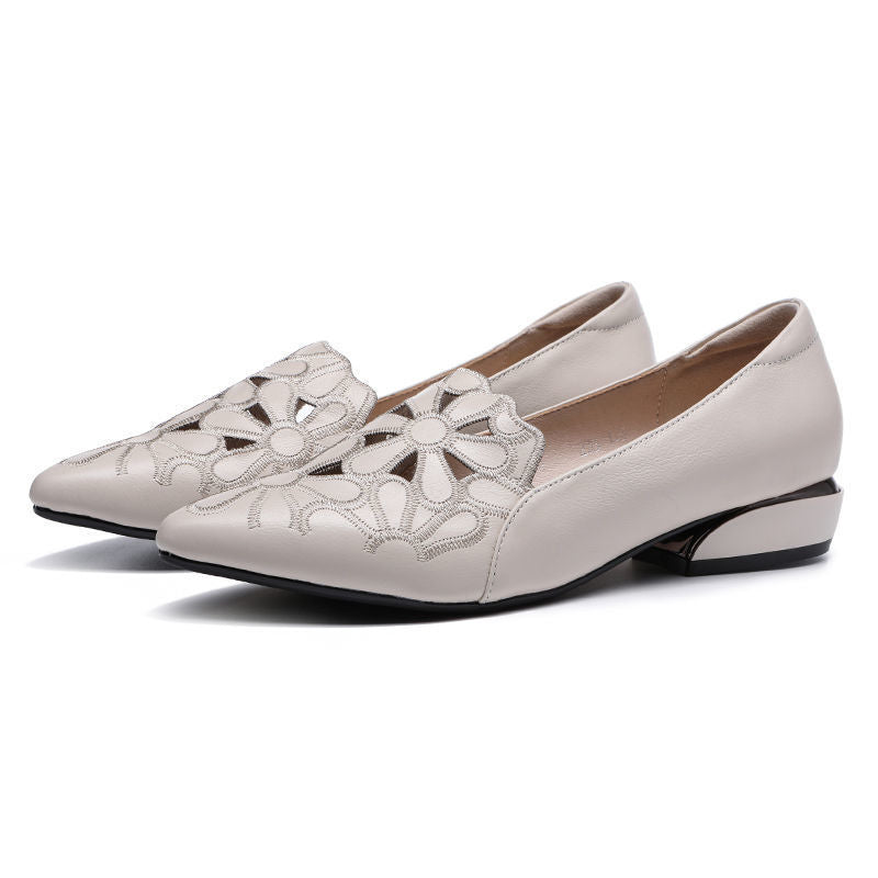 Zapatos de piel huecos y transpirables.