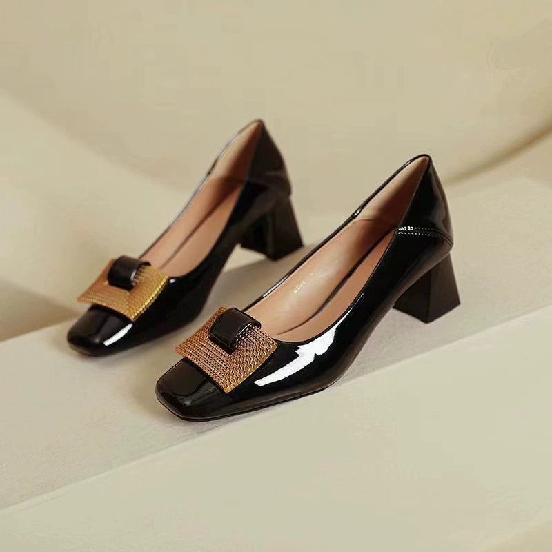 Tacones de charol con punta cuadrada