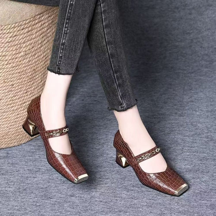 Zapatos de cuero pequeños con talón en cadena metálica