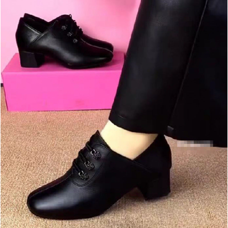 Zapatos de piel de tacón medio suave y corte profundo