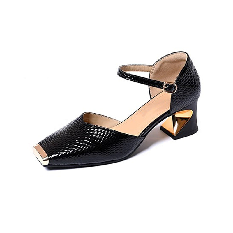 Zapatos de tacón alto de charol con una sola tira al tobillo