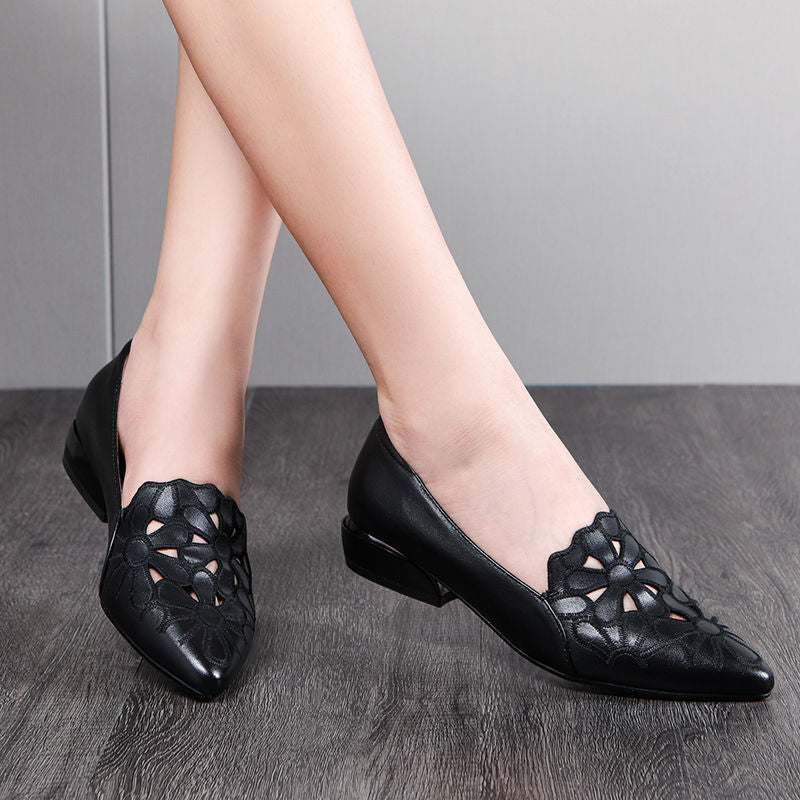 Zapatos de piel huecos y transpirables.