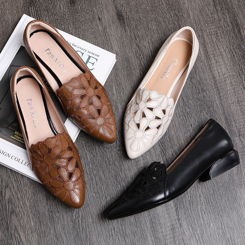 Zapatos de piel huecos y transpirables.