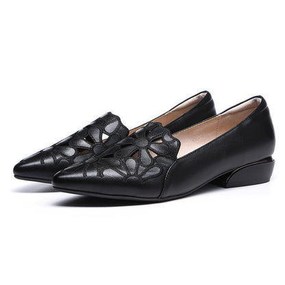 Zapatos de piel huecos y transpirables.