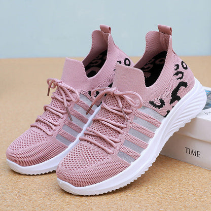 Nuevos zapatos blancos de malla