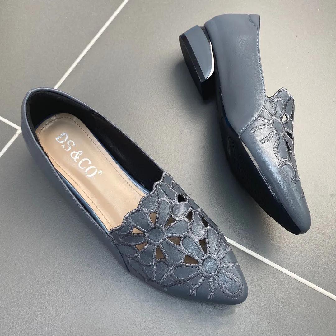 Zapatos de piel huecos y transpirables.