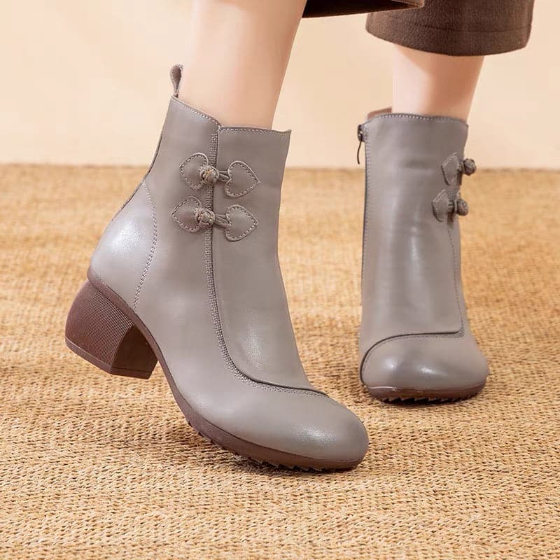 Botas de piel con punta redonda y diseño de mariposa
