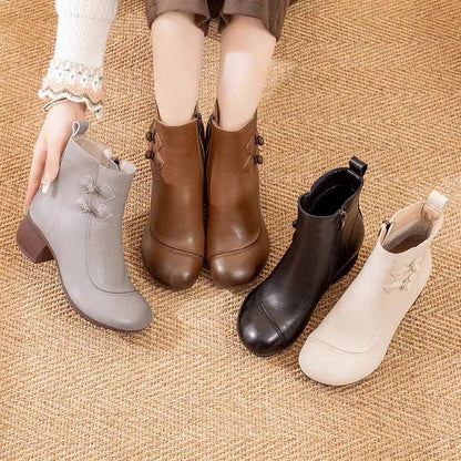 Botas de piel con punta redonda y diseño de mariposa