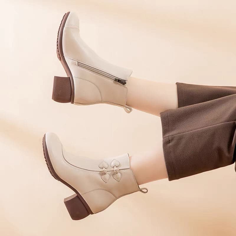 Botas de piel con punta redonda y diseño de mariposa