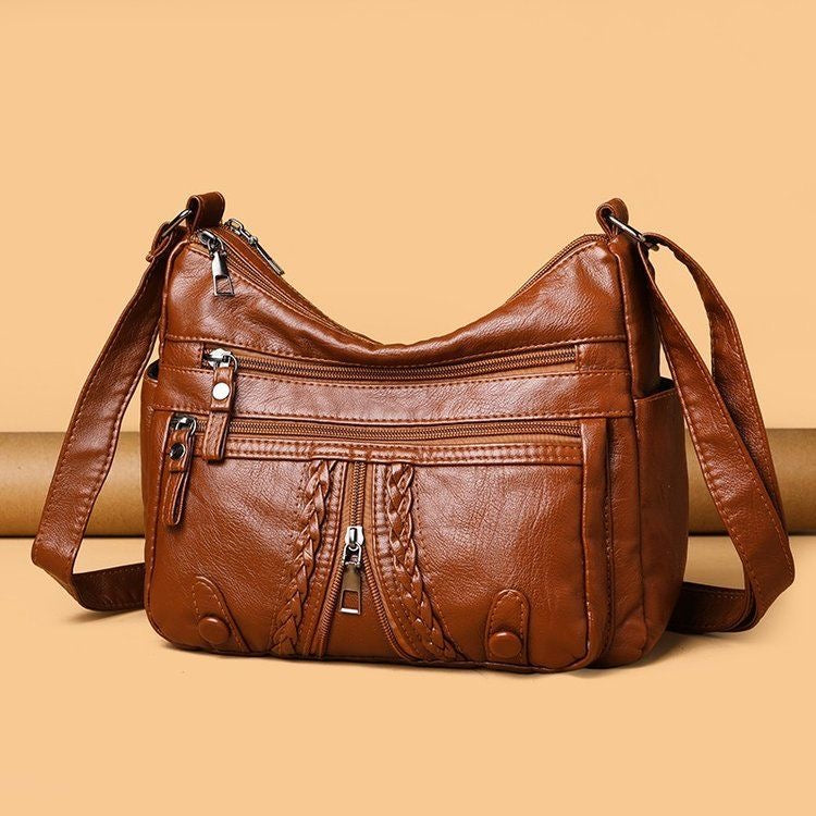 Bolso de piel con adornos de cremallera