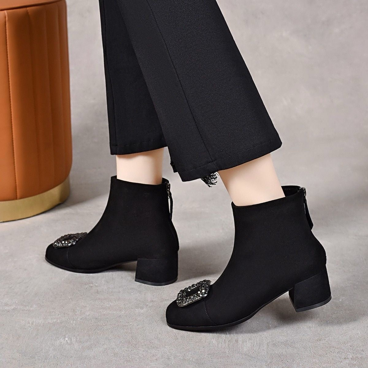Botas de piel con tacón cuadrado y elástico