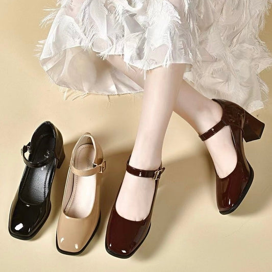 Zapatos de charol con tacón grueso