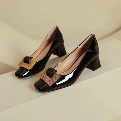 Tacones de charol con punta cuadrada