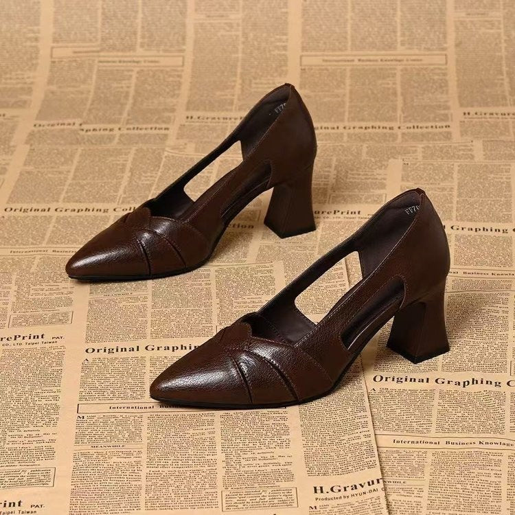 Zapatos de piel para mujer con aberturas y diseño de pétalos