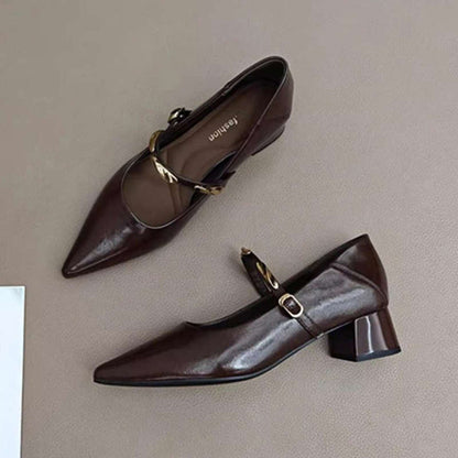 Zapatos de estilo retro con tacón en bloque y detalles metálicos