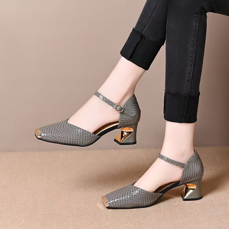 Zapatos de tacón alto de charol con una sola tira al tobillo