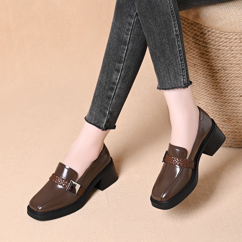 Zapatos de piel de estilo retro con puntera cuadrada y tacón en bloque.