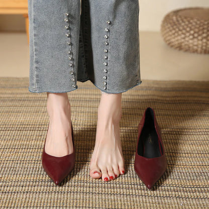 Tacones de piel suave con punta afilada