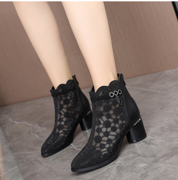 Botas de malla con aberturas y estilo moderno
