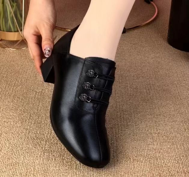 Zapatos de piel de tacón medio suave y corte profundo