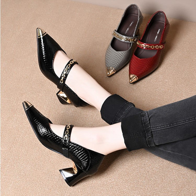 Zapatos de piel de estilo francés con punta afilada y detalles metálicos.
