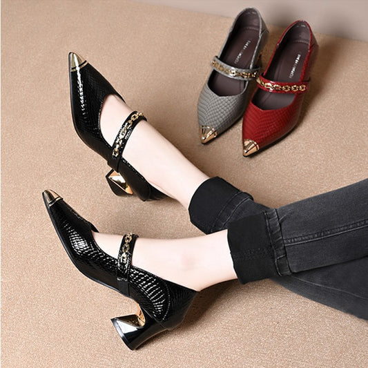 Zapatos de piel de estilo francés con punta afilada y detalles metálicos.