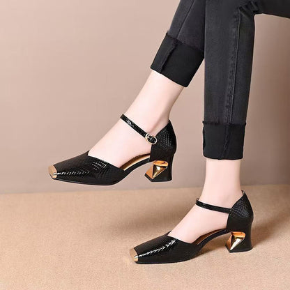 Zapatos de tacón alto de charol con una sola tira al tobillo