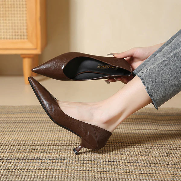 Tacones de piel suave con punta afilada