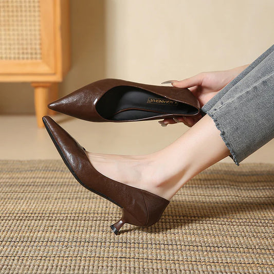 Tacones de piel suave con punta afilada