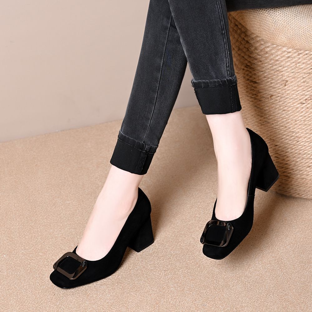 Zapatos de ante con tacón en bloque y hebilla cuadrada para mujer