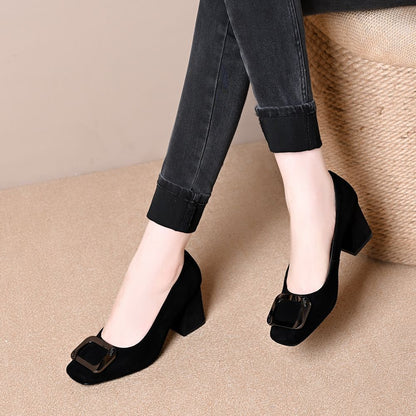 Zapatos de ante con tacón en bloque y hebilla cuadrada para mujer