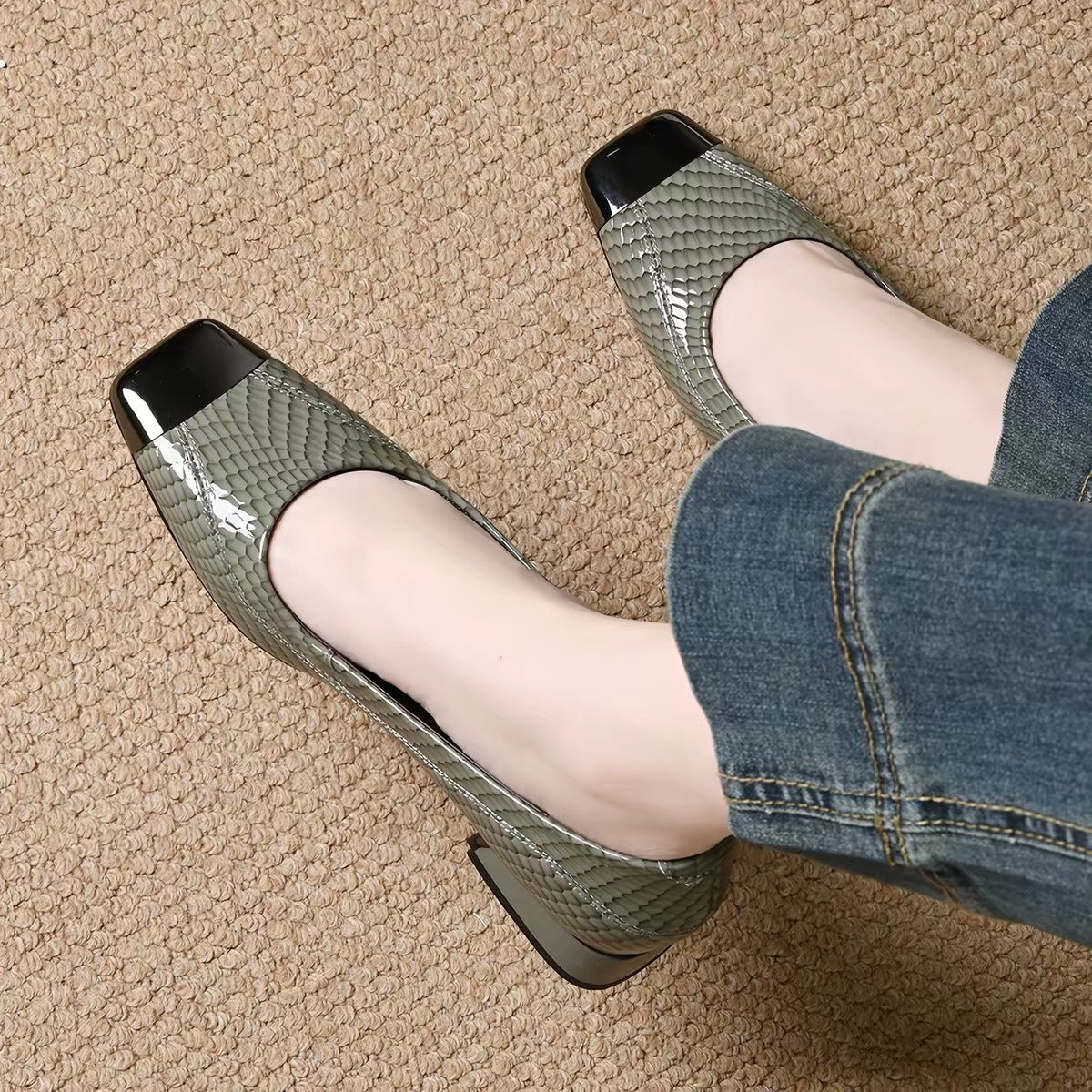 Zapatos de piel de estilo francés con puntera cuadrada y tacón medio.