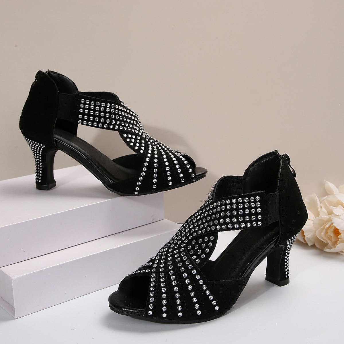 Sandalias de tacón alto totalmente adornadas