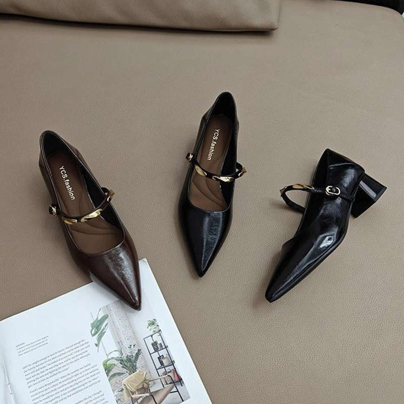 Zapatos de estilo retro con tacón en bloque y detalles metálicos