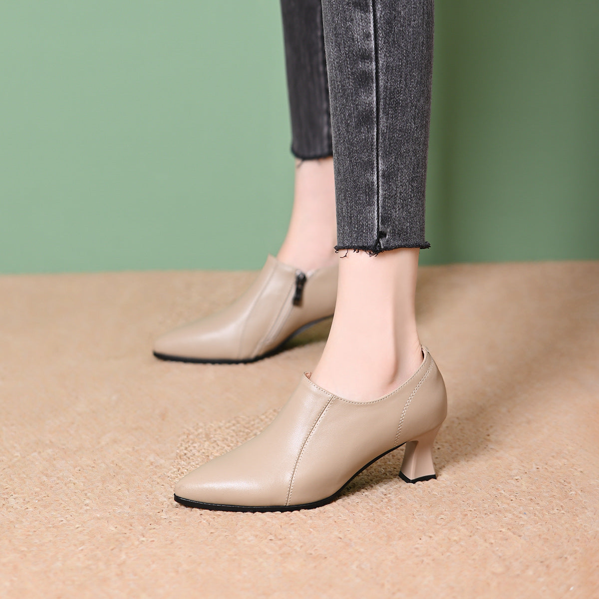Zapatos de tacón alto de piel auténtica con escote pronunciado.