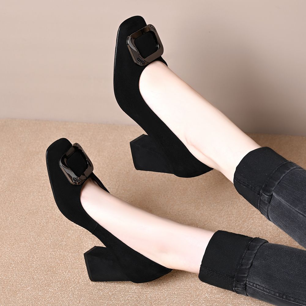Zapatos de ante con tacón en bloque y hebilla cuadrada para mujer