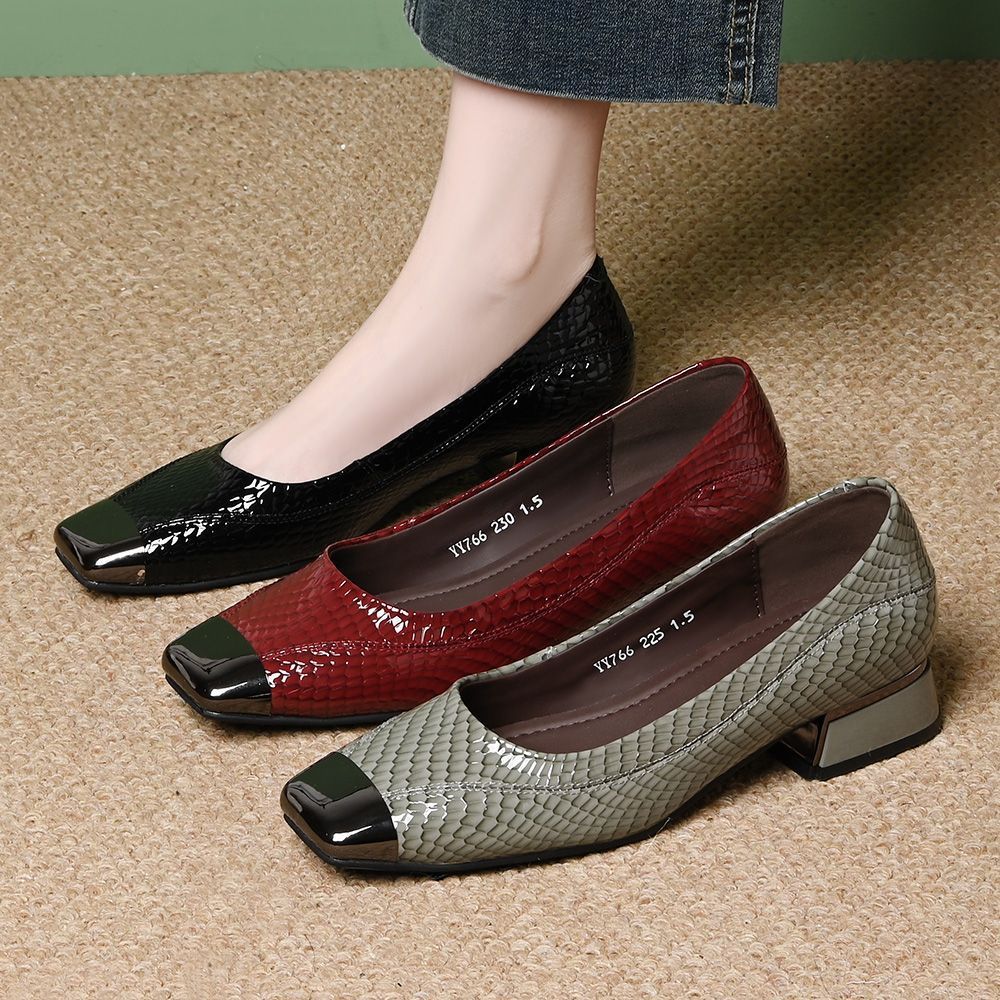 Zapatos de piel de estilo francés con puntera cuadrada y tacón medio.