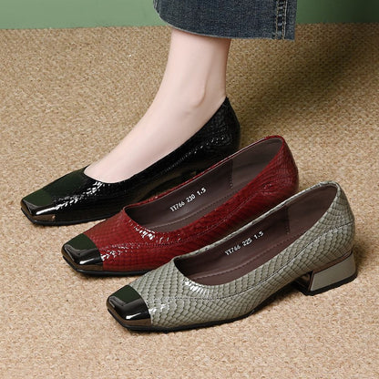 Zapatos de piel de estilo francés con puntera cuadrada y tacón medio.
