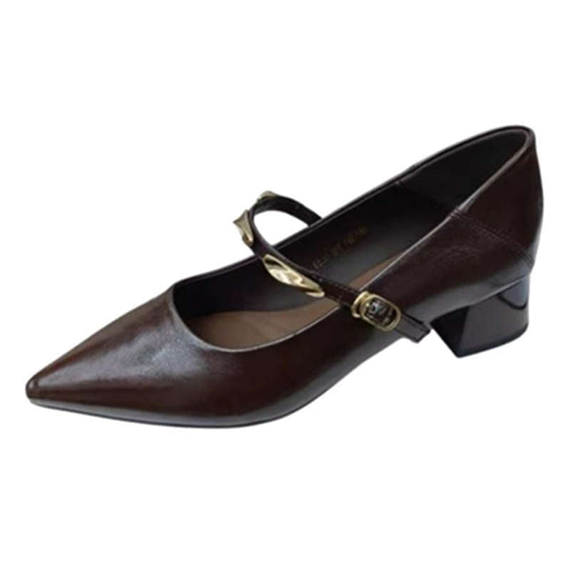Zapatos de estilo retro con tacón en bloque y detalles metálicos