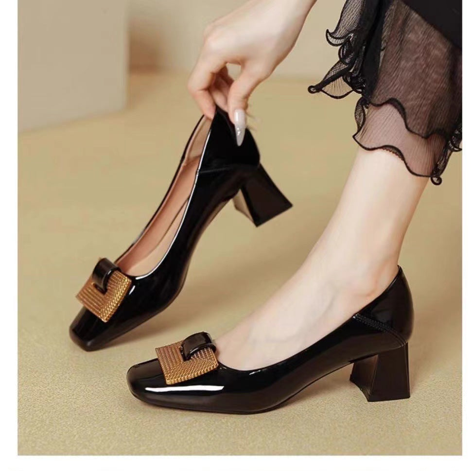 Tacones de charol con punta cuadrada