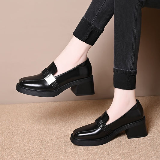 Zapatos de piel de estilo retro con puntera cuadrada y tacón en bloque.