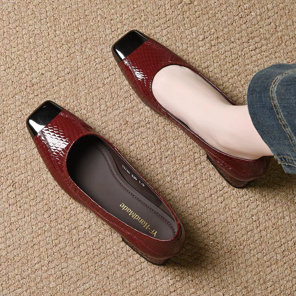 Zapatos de piel de estilo francés con puntera cuadrada y tacón medio.