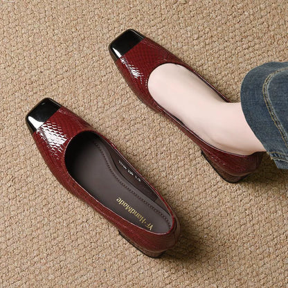 Zapatos de piel de estilo francés con puntera cuadrada y tacón medio.