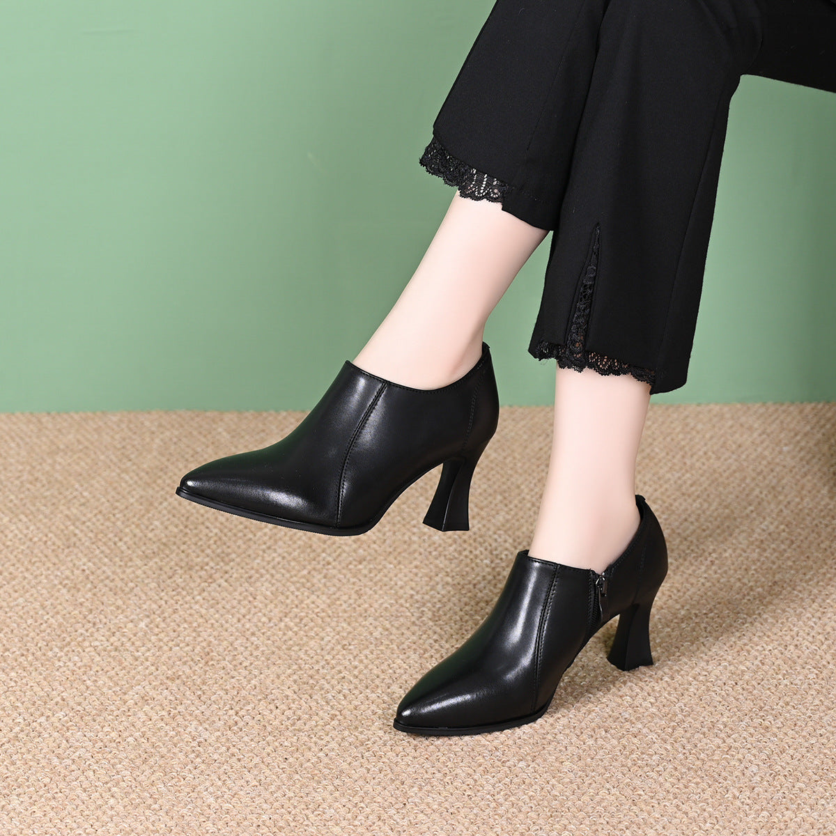 Zapatos de tacón alto de piel auténtica con escote pronunciado.