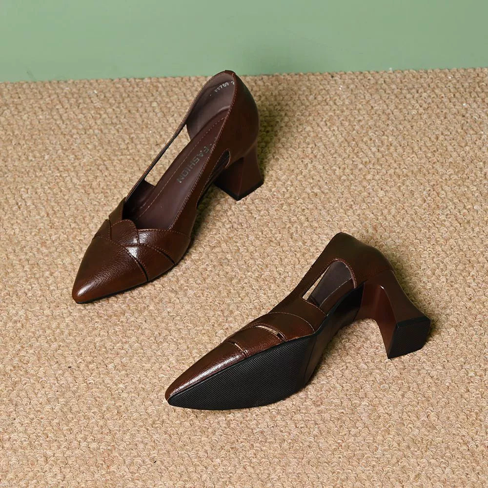 Zapatos de piel para mujer con aberturas y diseño de pétalos