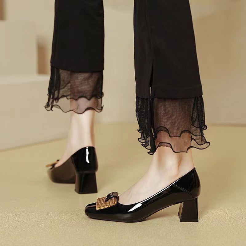 Tacones de charol con punta cuadrada