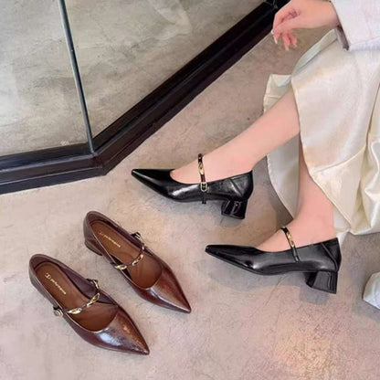 Zapatos de estilo retro con tacón en bloque y detalles metálicos