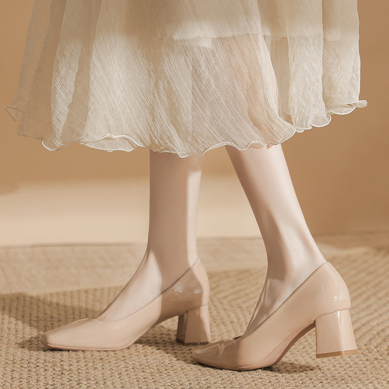 Zapatos de tacón alto de charol nude estilo francés