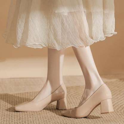 Zapatos de tacón alto de charol nude estilo francés