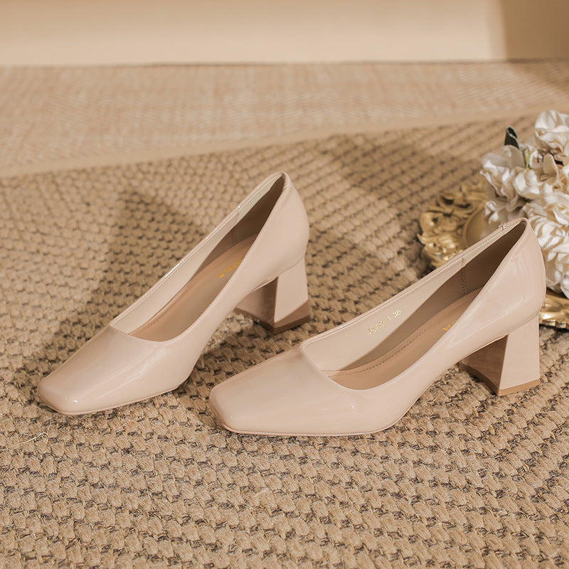 Zapatos de tacón alto de charol nude estilo francés